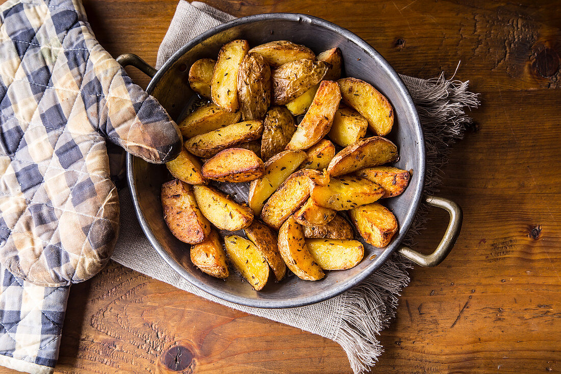 Geröstete Kartoffelschnitze mit Kümmel (Aufsicht)