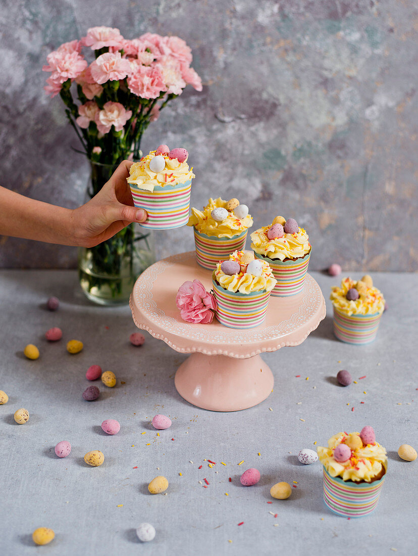 Bunte Cupcakes mit Ostereiern