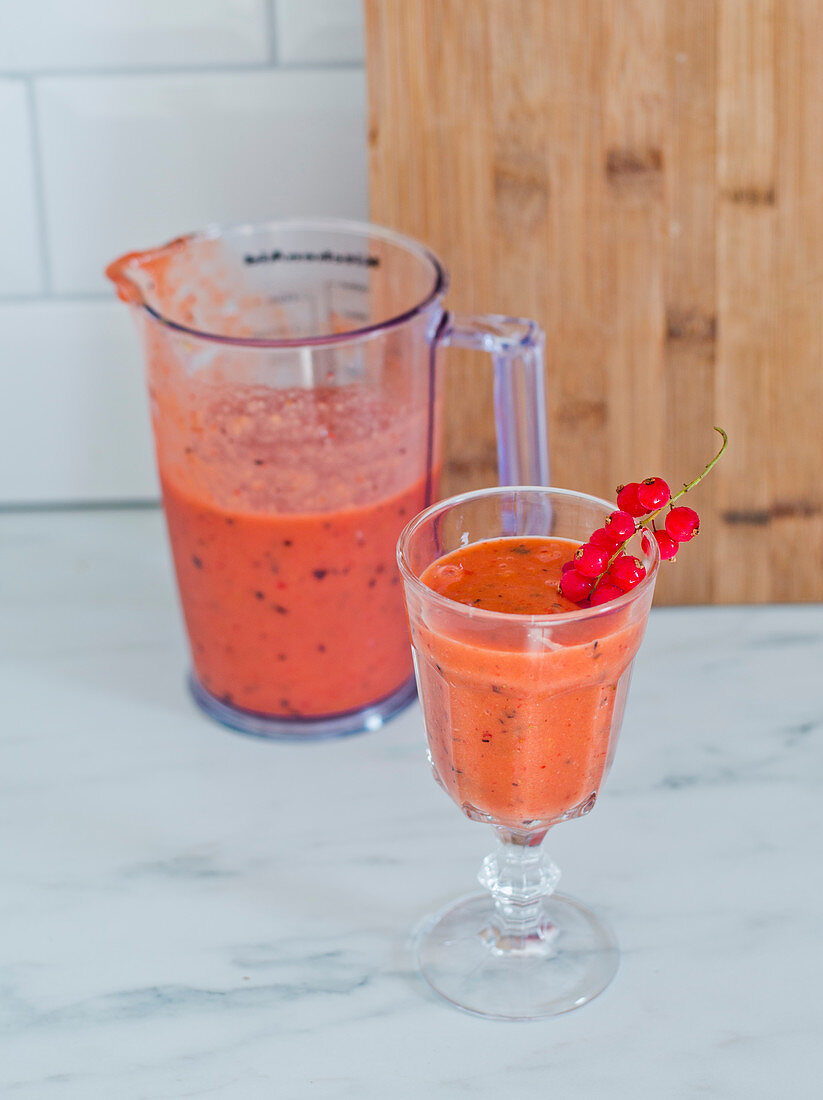 Früchtesmoothie mit roten Johannisbeeren