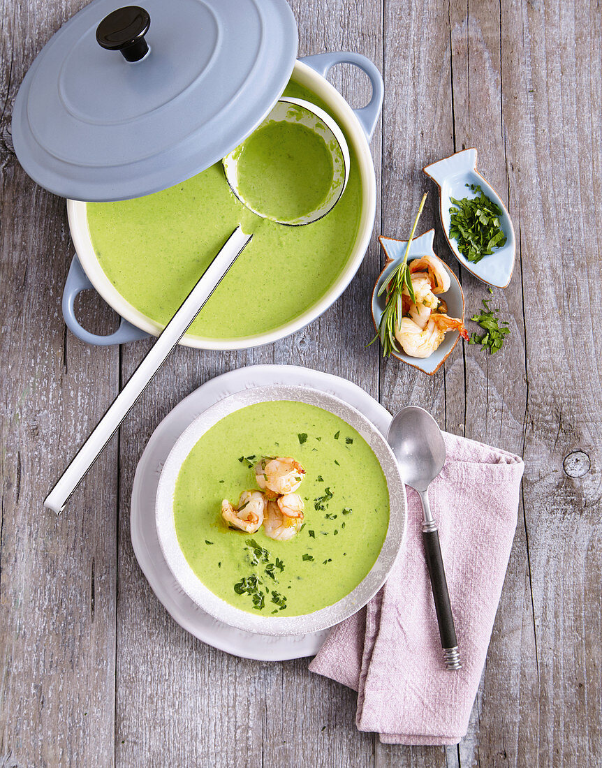 Pea soup with fried prawns (low carb)