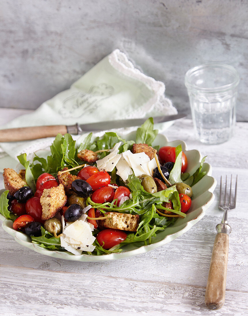 Mediterraner Salat mit Knusper-Croûtons (Low Carb)