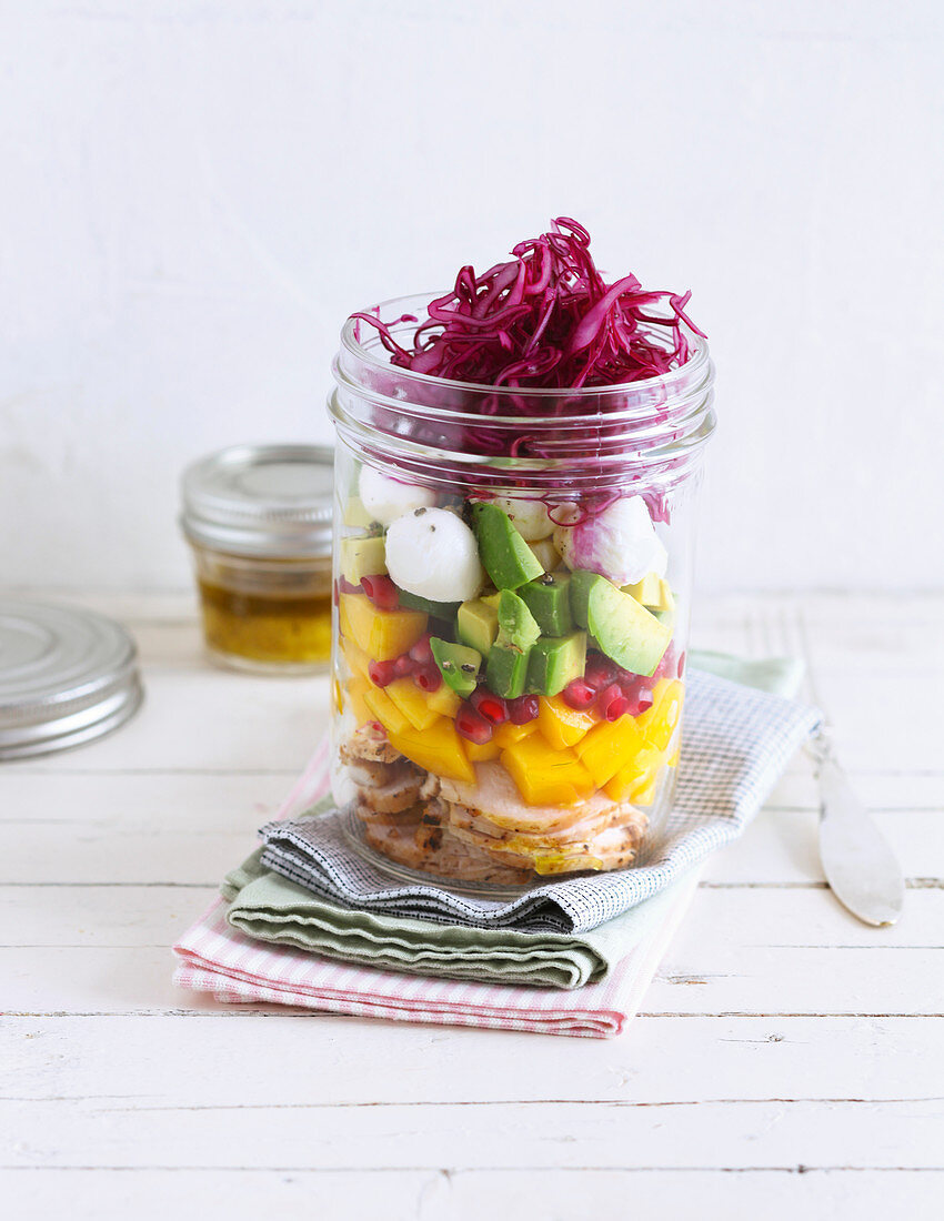 Fruchtiger Low-Carb-Salat im Glas