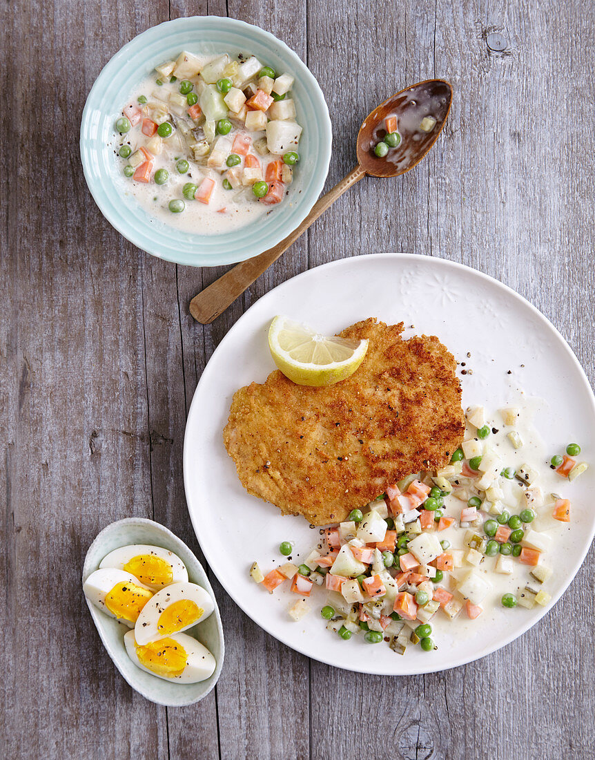 Parmesan schnitzel with a vegetable salad (low carb)