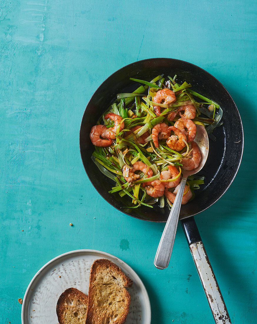 Fried prawns with leek and grilled bread