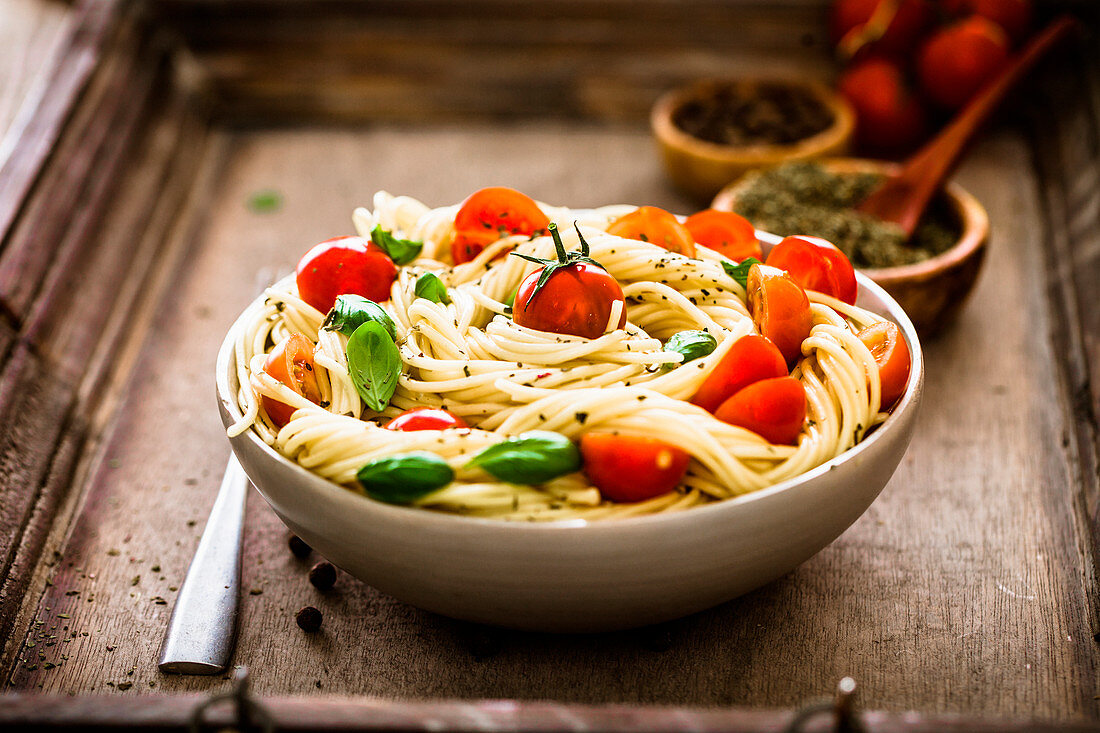 Spaghetti mit Tomaten und Basilikum