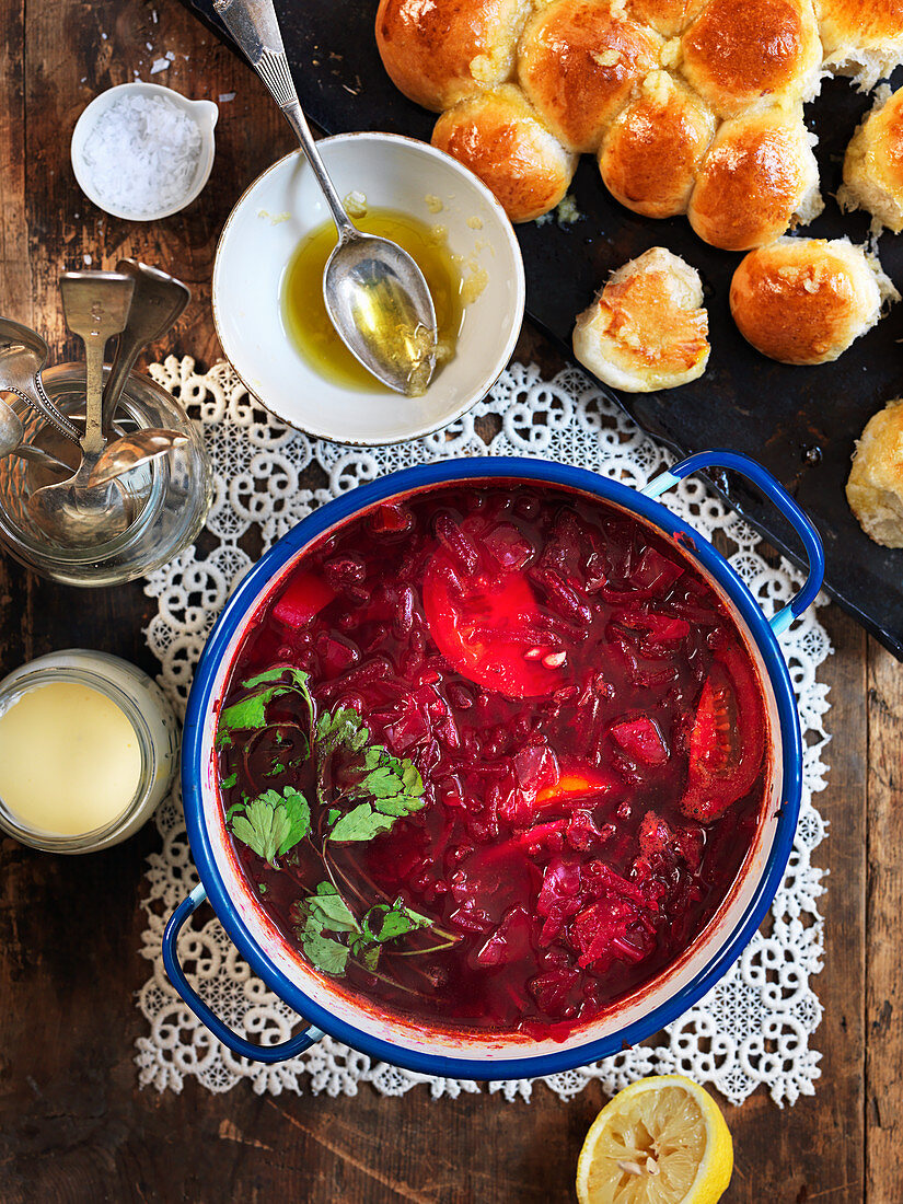 Rote-Bete-Suppe mit Petersilie, Tomate und Zitrone