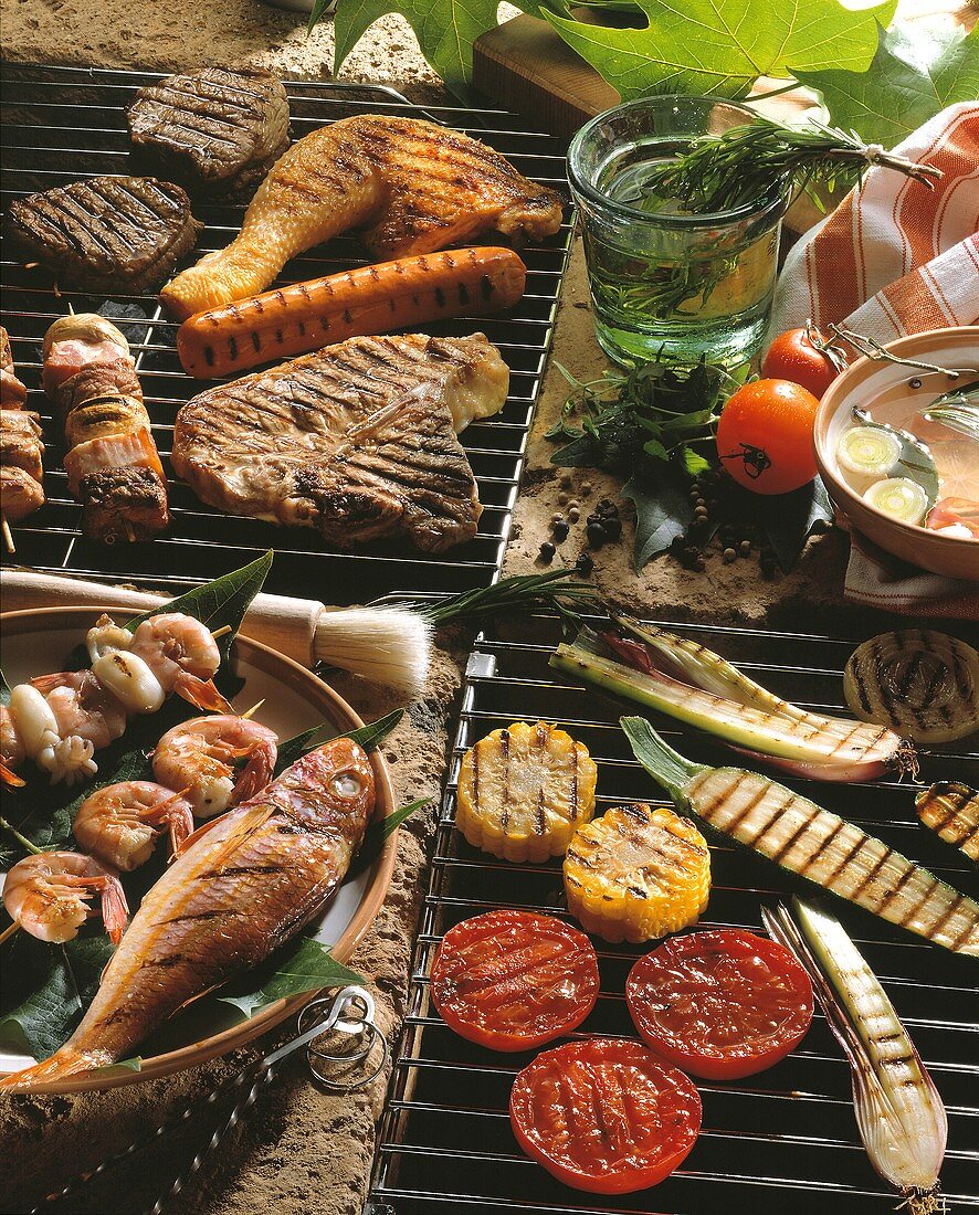 Fisch, Fleisch, Gemüse, Spieße auf dem Grill