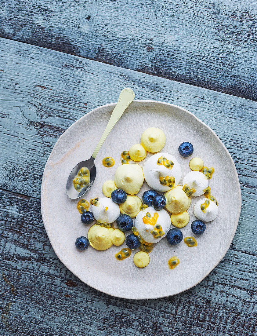 Meringues with passion fruit cream and fresh blueberries