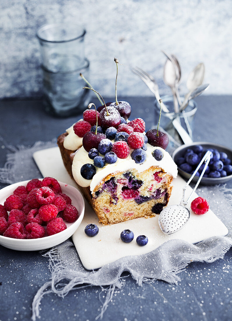 Beerenkuchen mit Quarkcreme, dazu frische Beeren