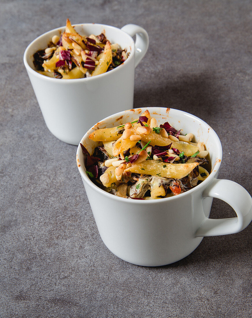 Pasta bake with radicchio in cups