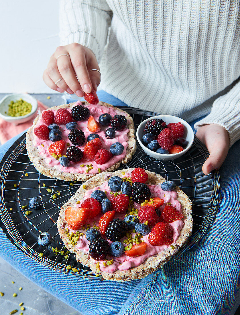 Sugar-free breakfast pizza made from flax seeds and oats with berries