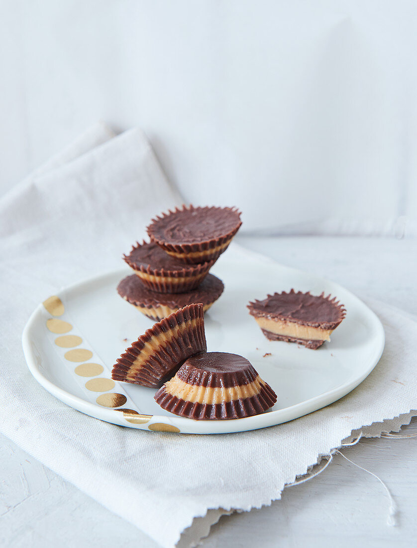 Vegane Mini-Erdnussbutter-Cups (zuckerfrei)