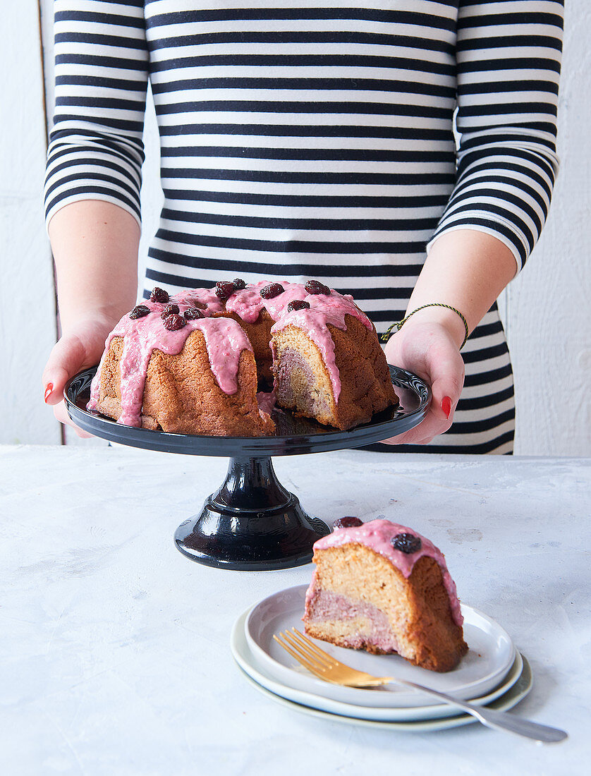 Himbeer-Gugelhupf mit Cranberrys (zuckerfrei)