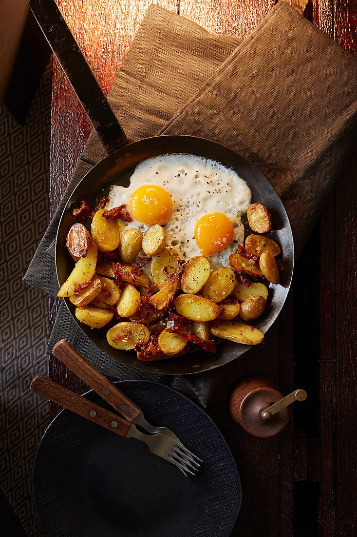 Thyme roast potatoes with dried tomatoes and fried egg