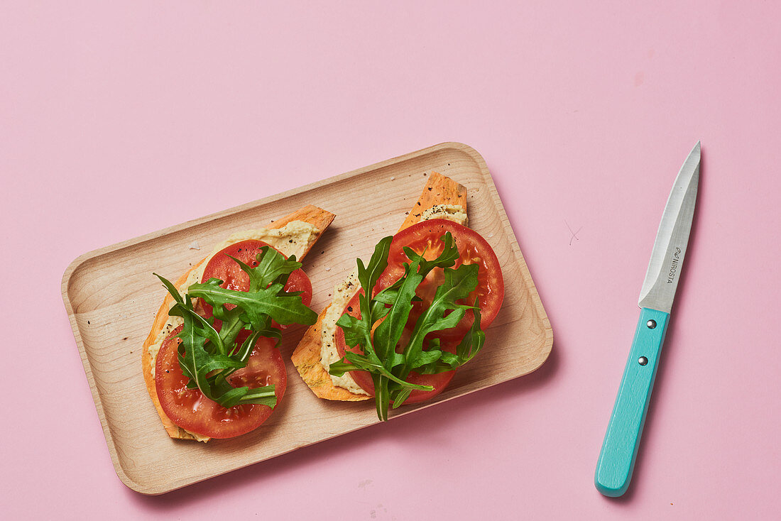 Süßkartoffel-Sandwich mit Tomaten und Rucola