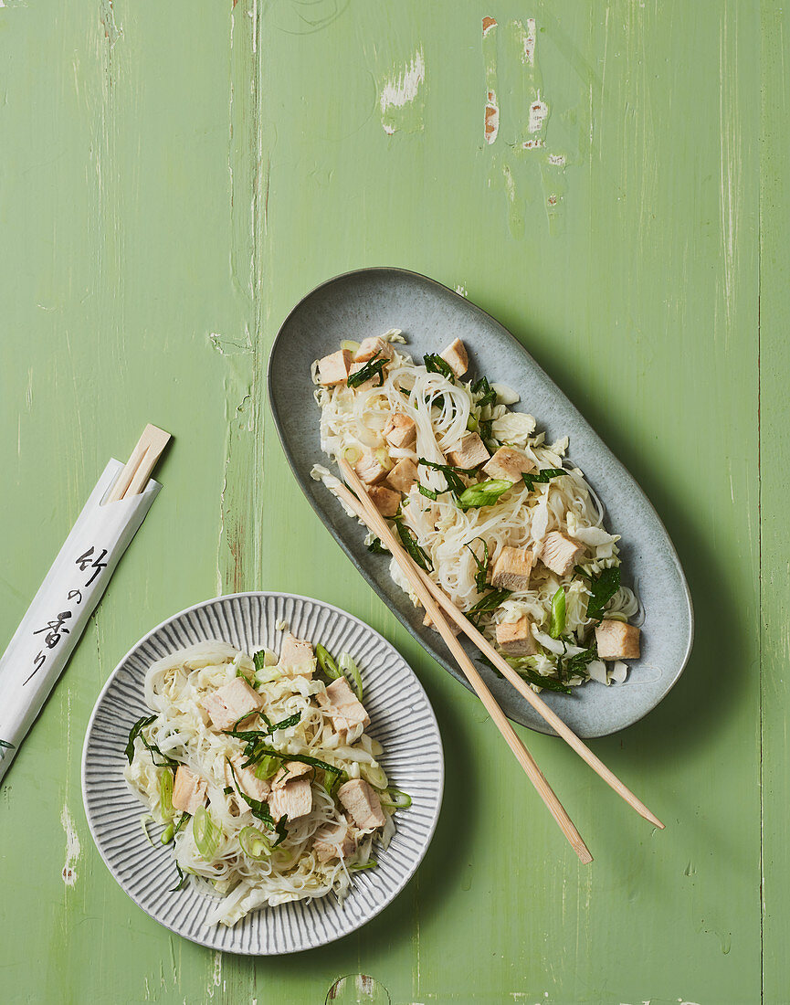 Knackiger Reisnudelsalat mit Hähnchenbrust und Tofu
