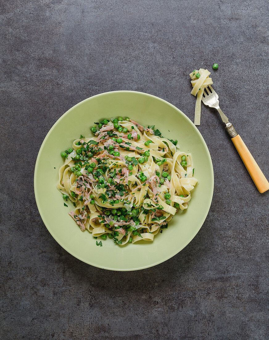 Tagliatelle with a creamy pea and ham sauce