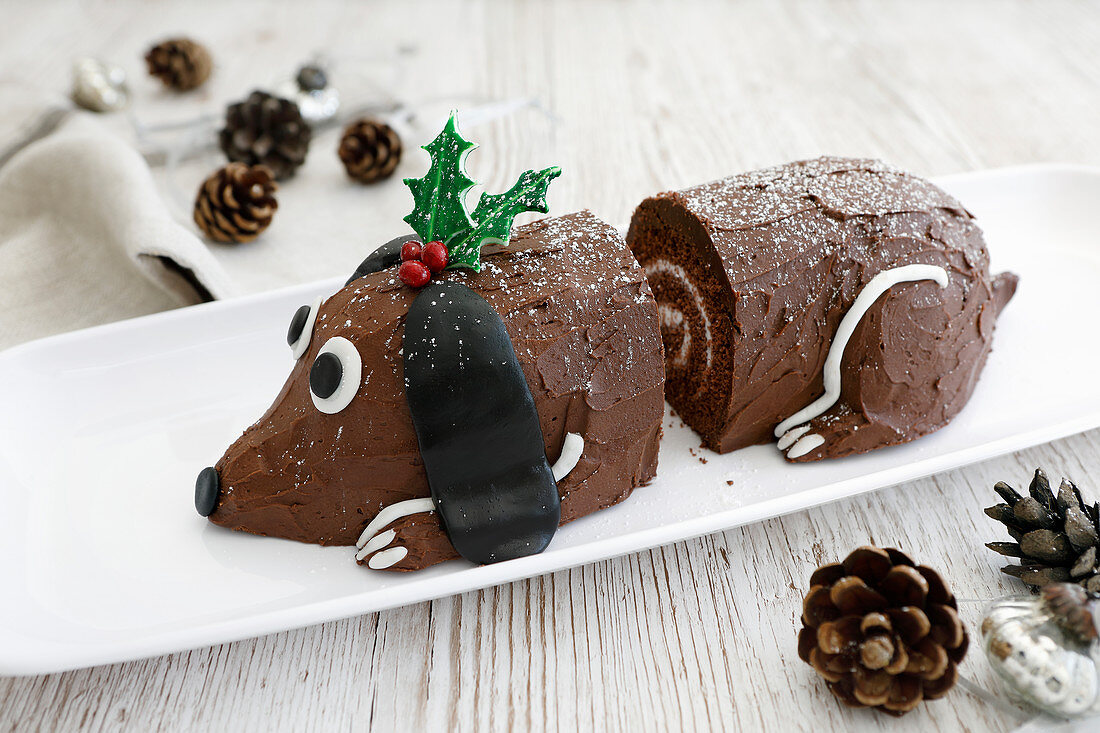 Weihnachtliche Schoko-Biskuitrolle mit Vanillecremefüllung in Form eines Hundes