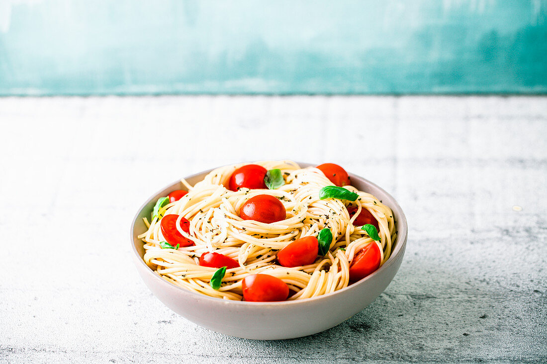 Spaghetti mit Tomaten, Olivenöl, Knoblauch und Basilikum
