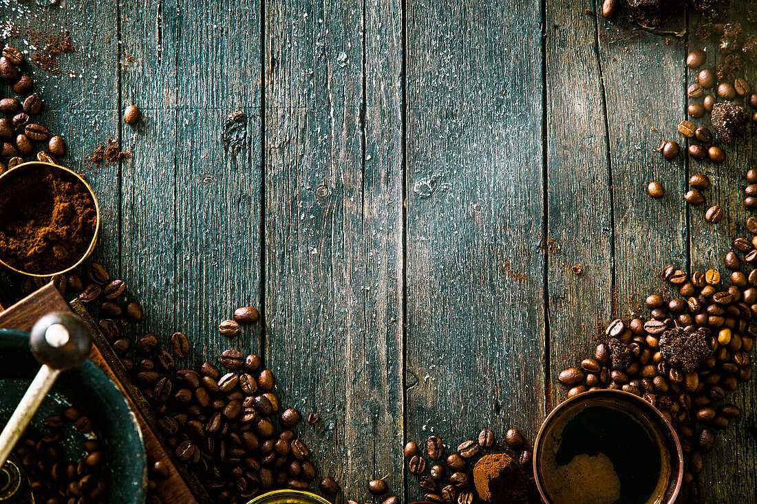Türkischer Kaffee: Tasse, Kaffeemühle, Kaffeebohnen- und pulver