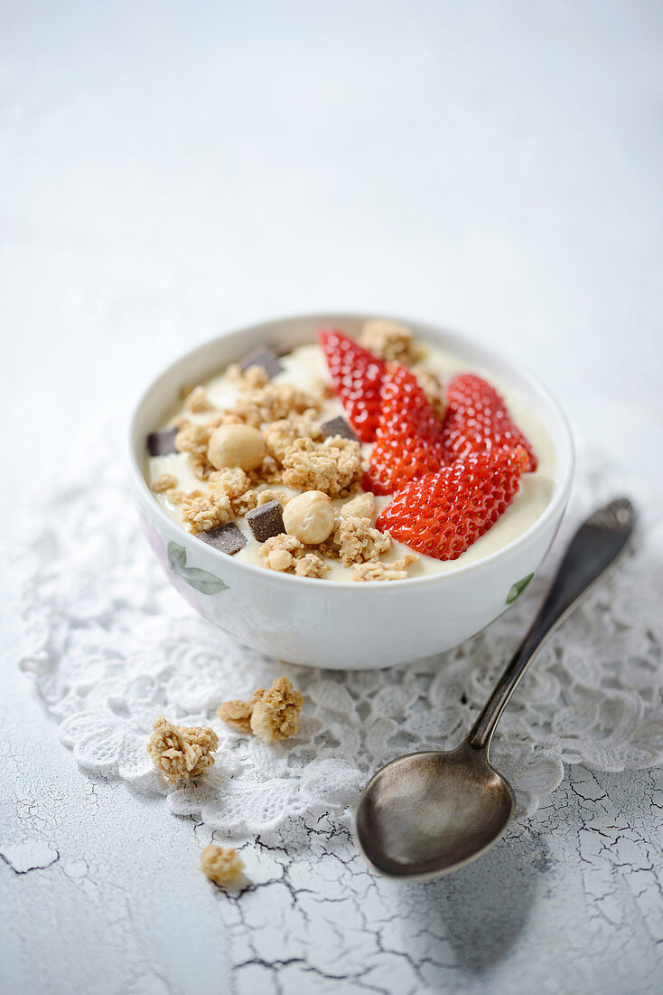 Veganer Bananenjoghurt mit Erdbeeren und Macadamianuss-Müsli