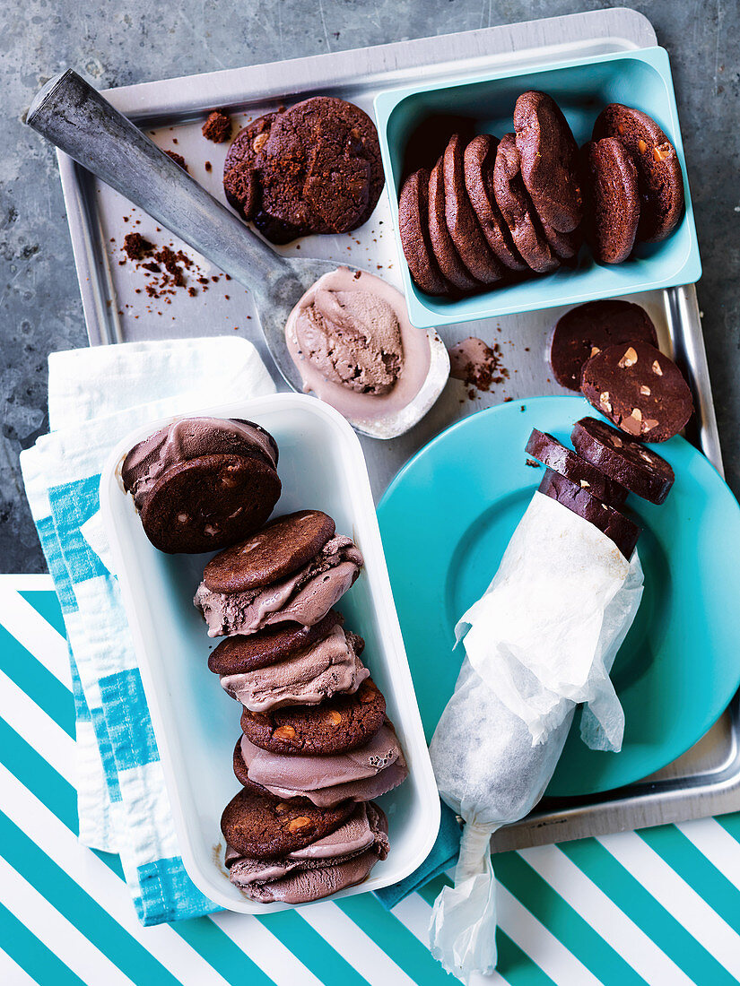 Eissandwiches mit Schokoplätzchen und Schokoeis