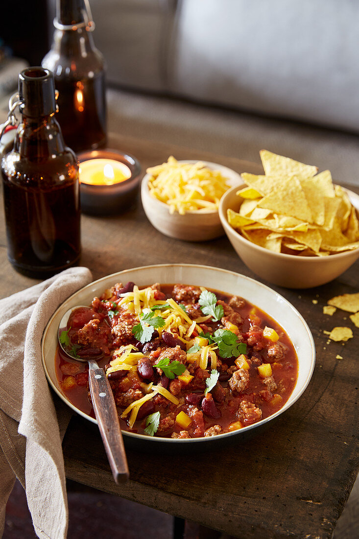 Quick chilli with cheese and nachos
