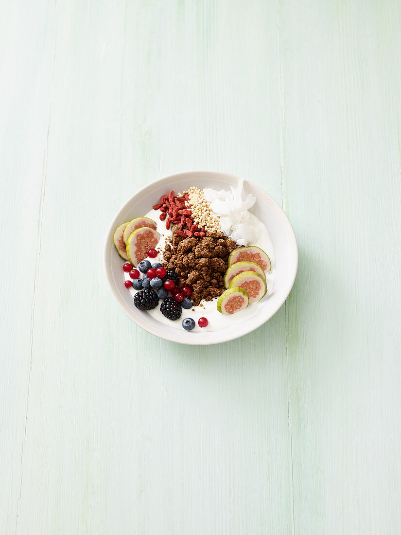 Crumble bowl with berries and yogurt