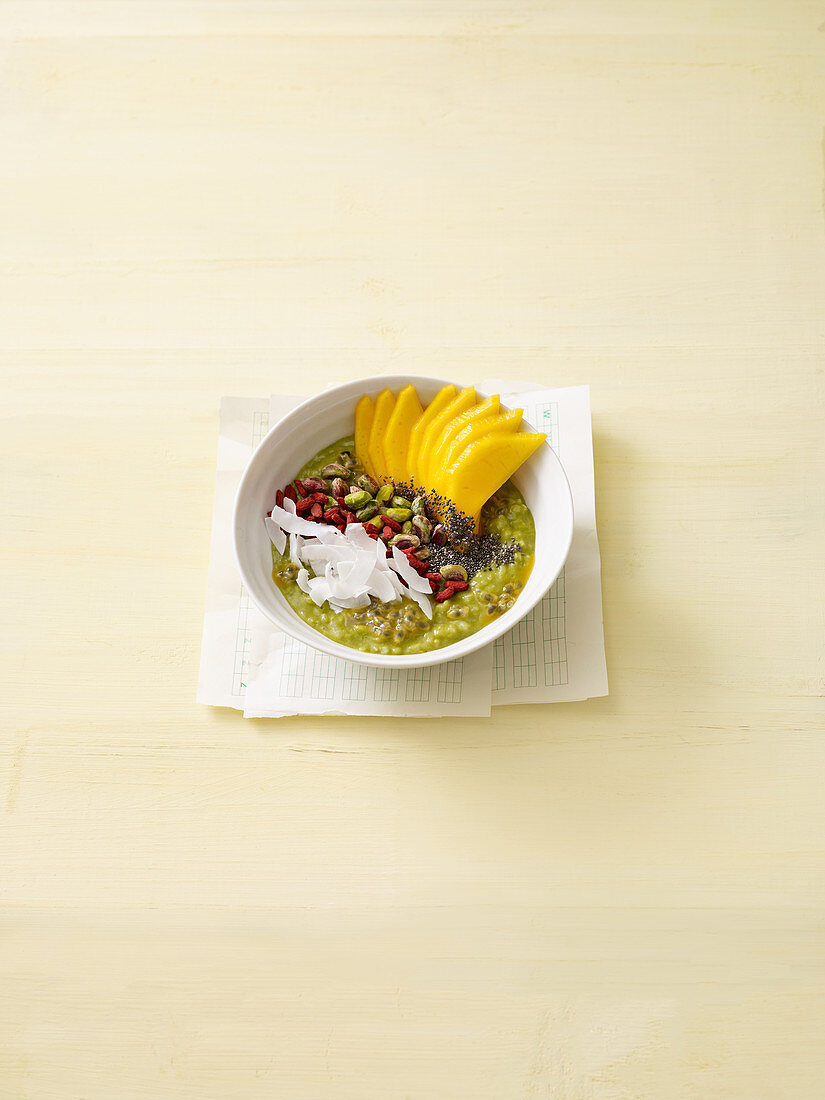 Matcha-Kokos-Bowl mit Mango und Passionsfrucht