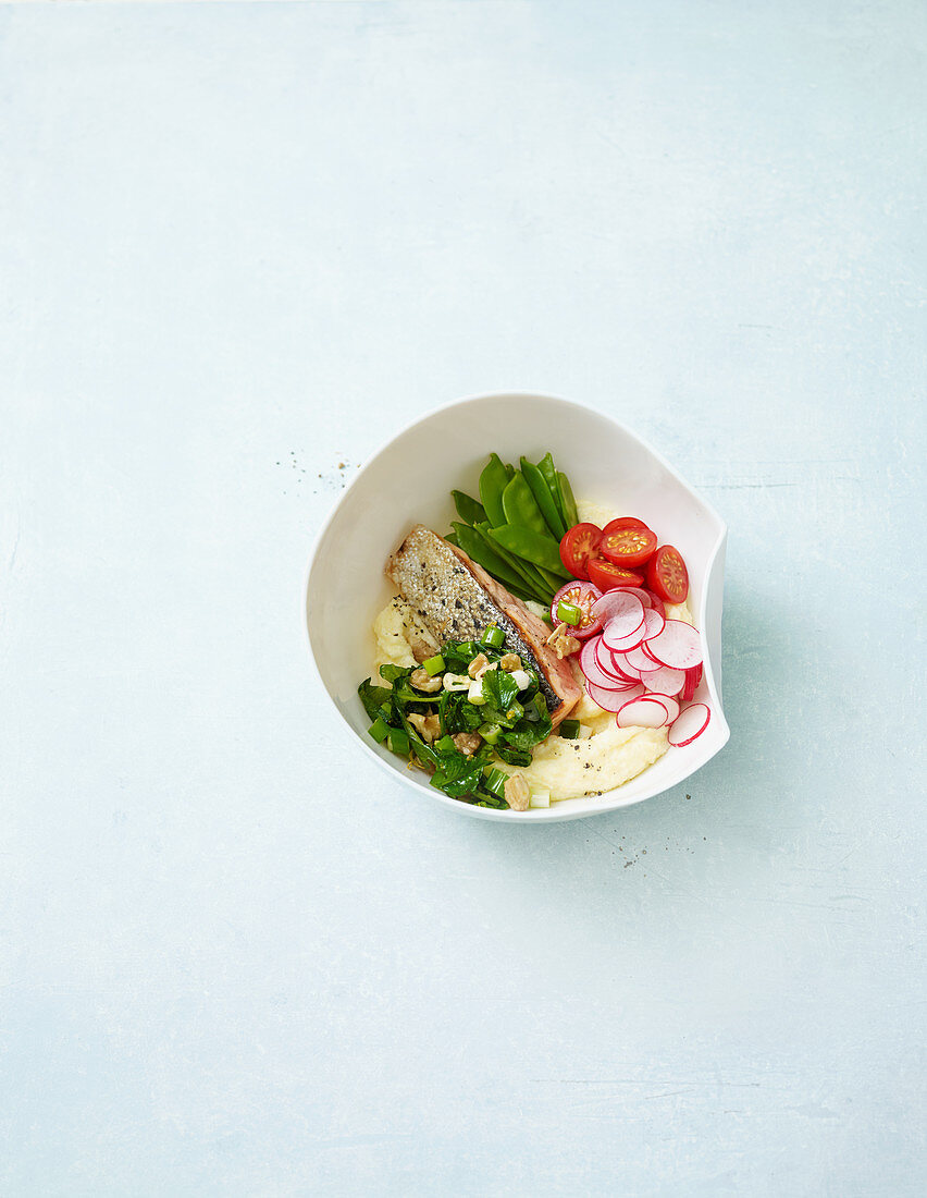 Polenta-Bowl mit Lachs und Zuckerschoten