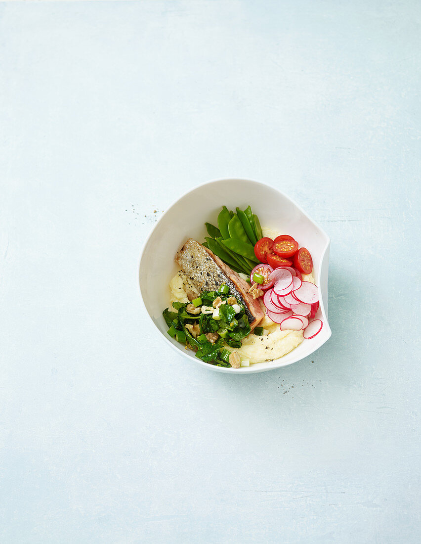 Polenta bowl with salmon and mangetout