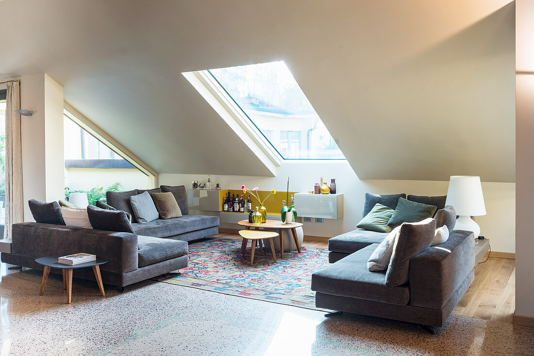 Elegante Lounge mit Polstergarnitur im Dachgeschoß