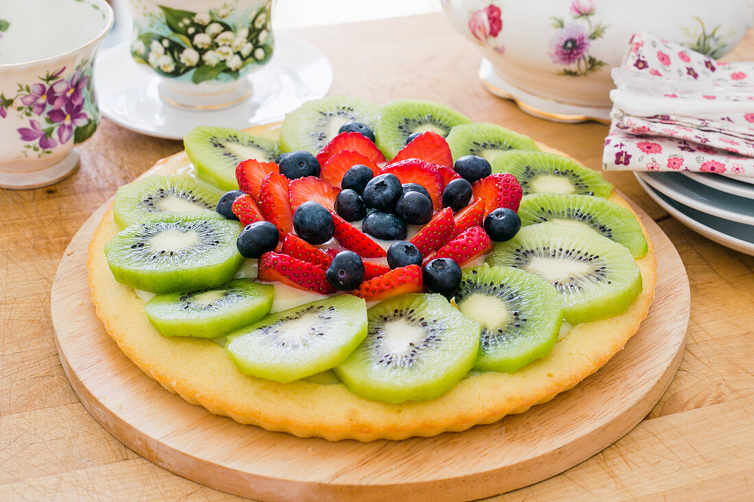 Obstkuchen mit Kiwi, Erdbeeren und Blaubeeren