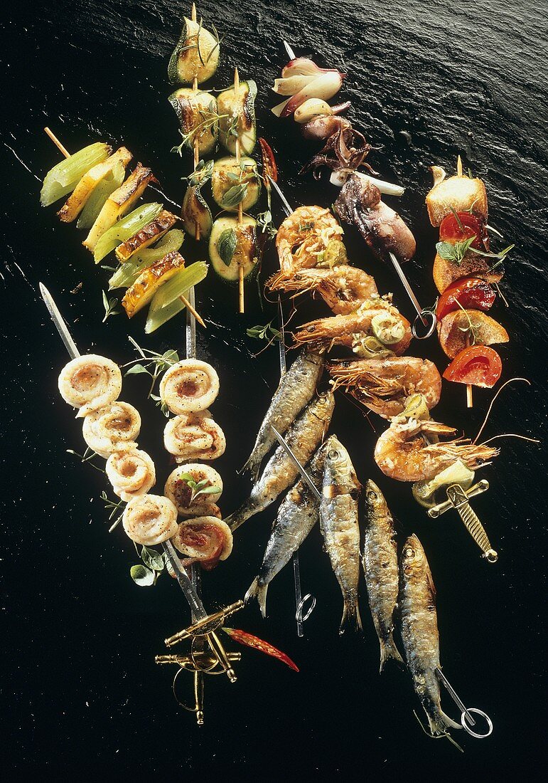 Verschiedene Grillspieße mit Fisch, Meeresfrüchten & Gemüse