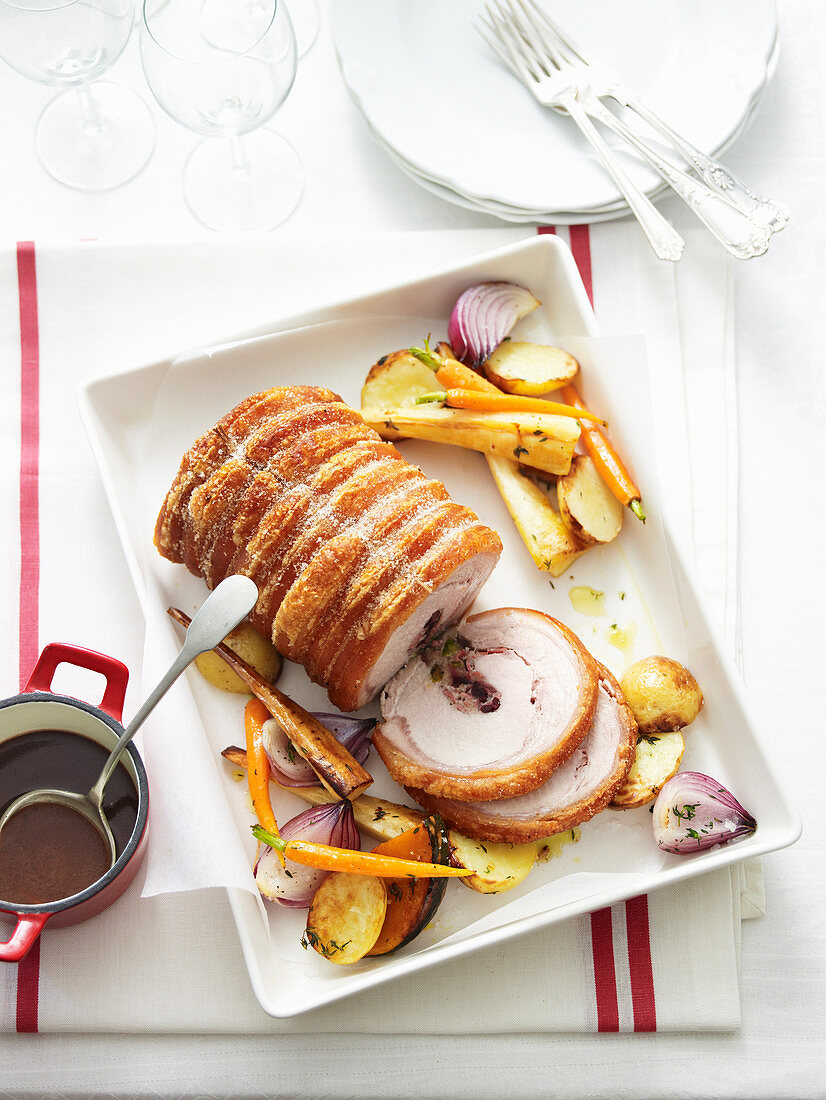 Schweinerollbraten mit Cranberrysauce gefüllt, dazu Gemüse