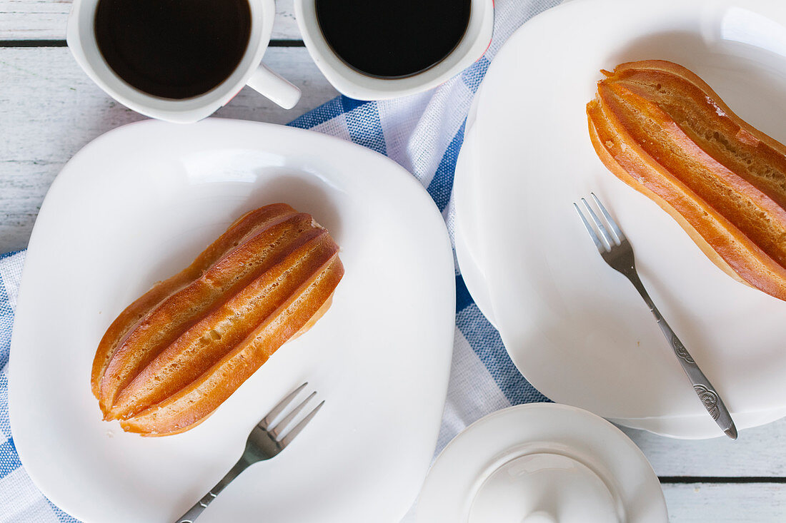 Eclairs und Kaffee