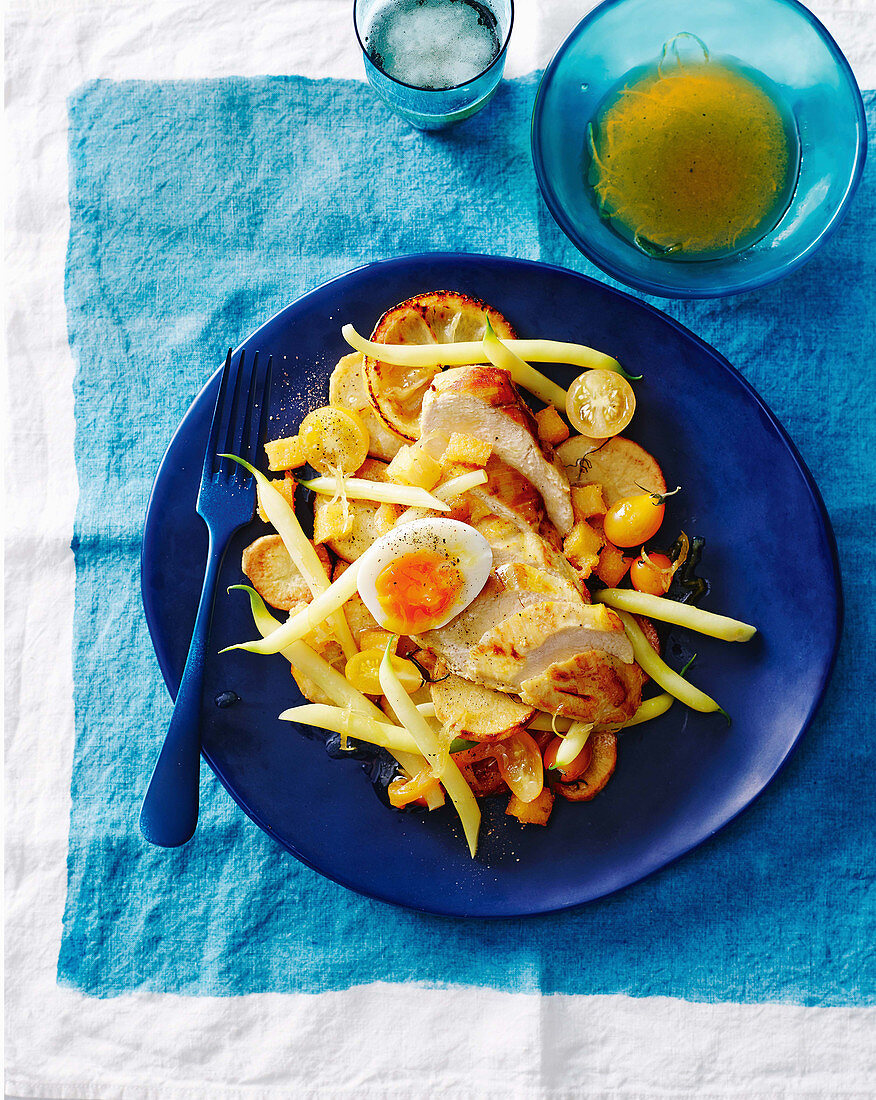 Safran-Hähnchenbrust mit Kartoffeln, gelben Bohnen und gelben Tomaten