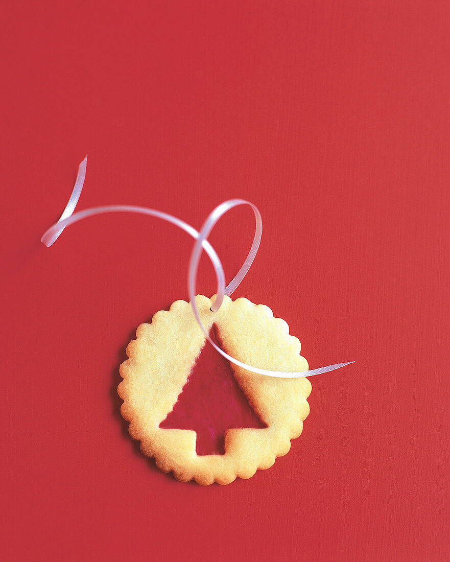 Plätzchen mit Ausschnitt in Tannenbaumform