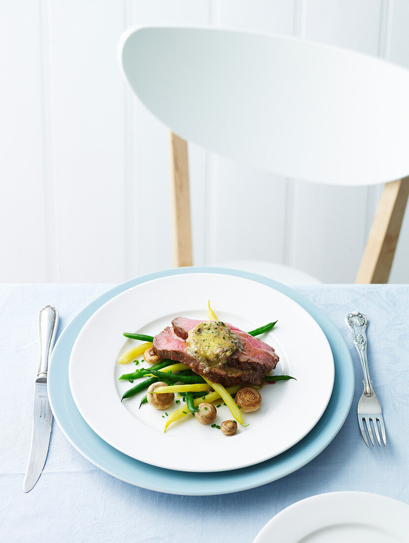 Roastbeef mit Anchovi-Butter auf Bohnengemüse