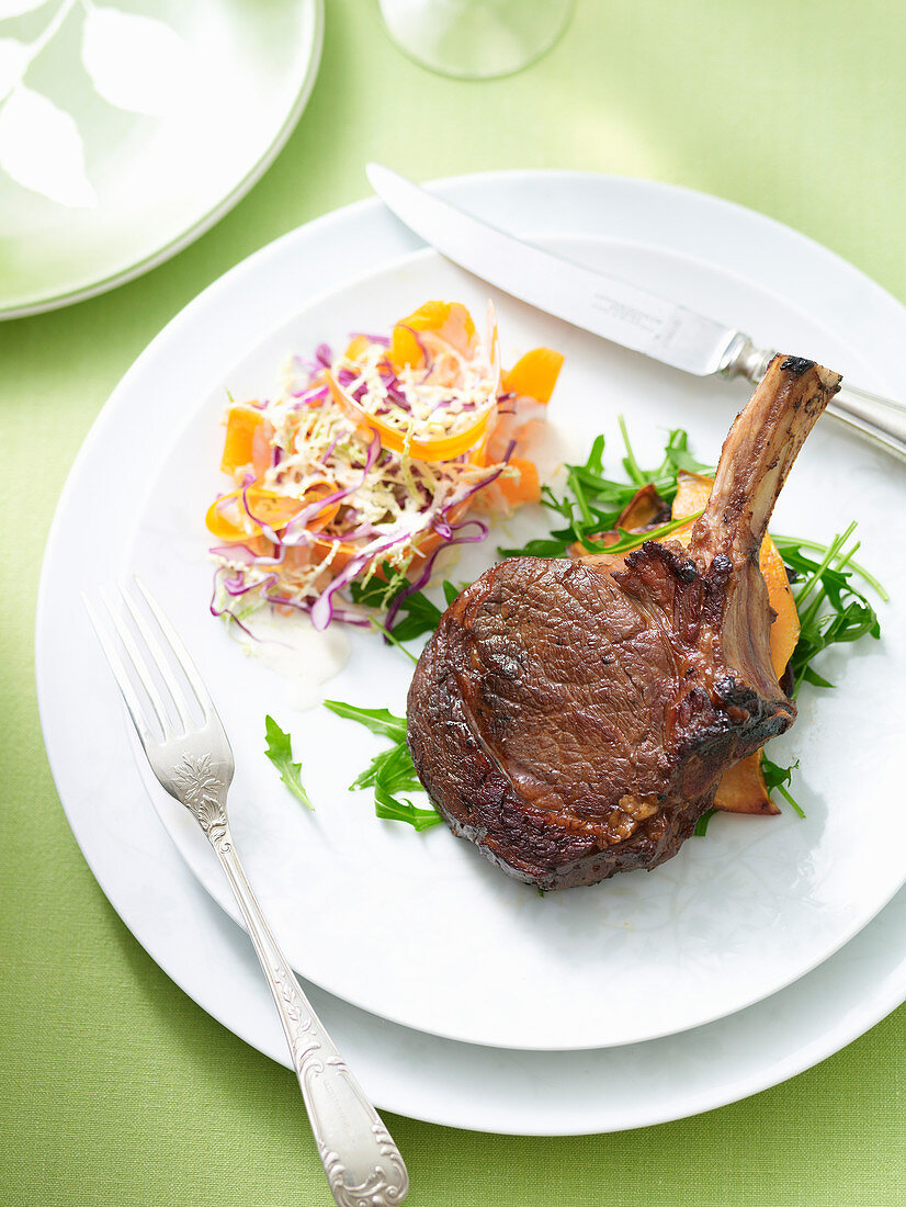 Rib Eye Steak mit Süßkartoffel und Krautsalat