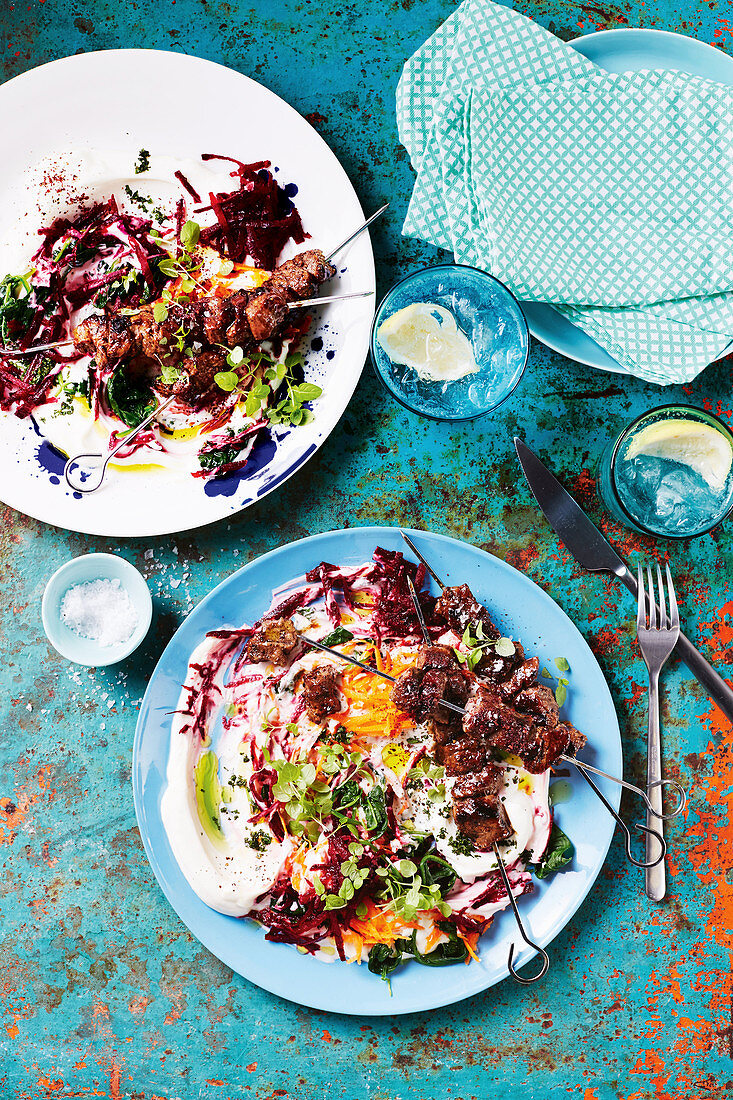 Würziges Lamm mit Joghurt und Gemüsesalat