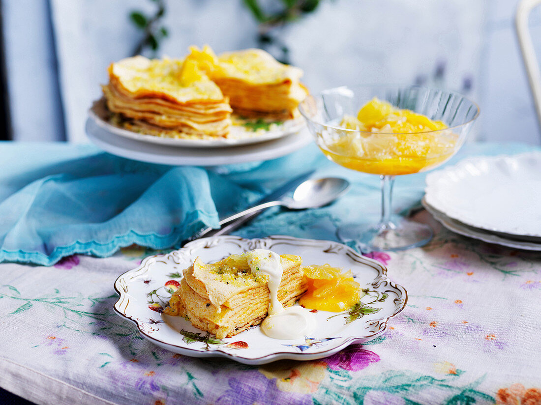 Crêpe-Torte mit Orangenkompott und Schlagsahne