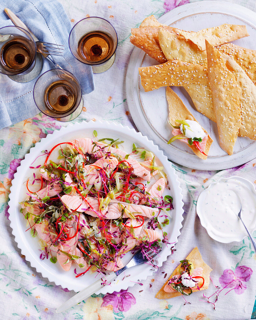 Marinierte Lachsforelle mit Crème fraîche und knusprigem Fladenbrot