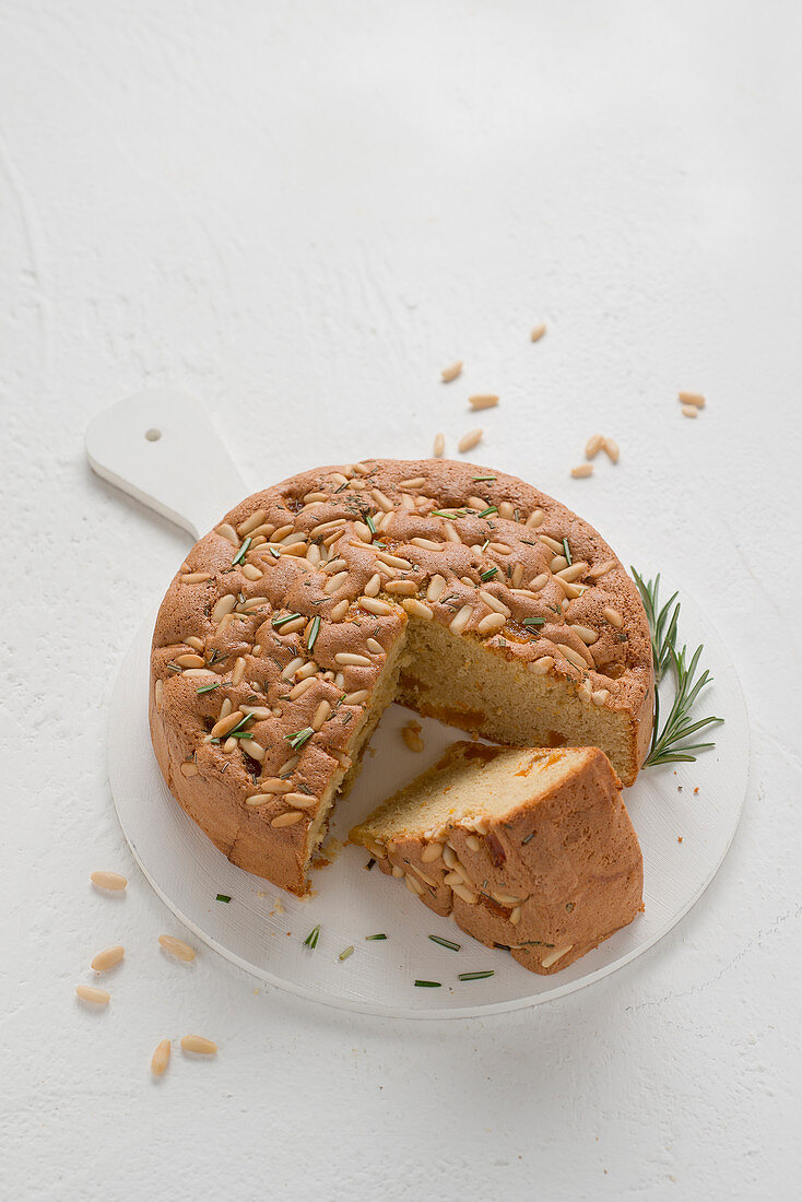 Pinienkern-Zitrus-Kuchen mit getrockneten Aprikosen und Rosmarin