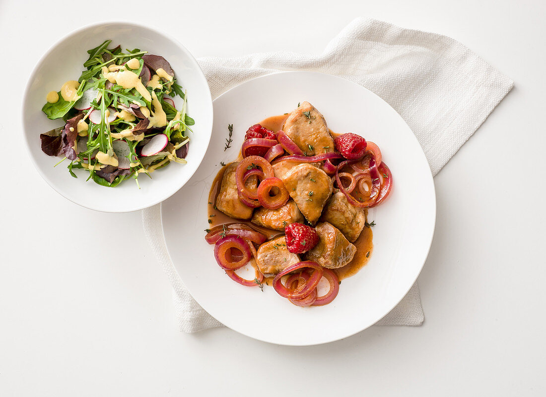 Schweinefleisch in Grappasauce mit Himbeeren und roten Zwiebeln