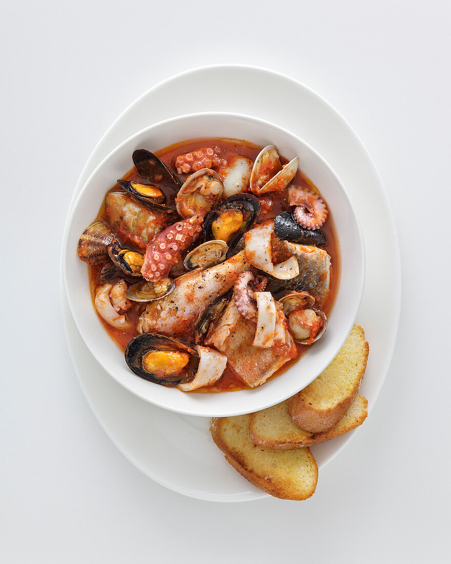 Fischsuppe aus Sardinien (Italien)