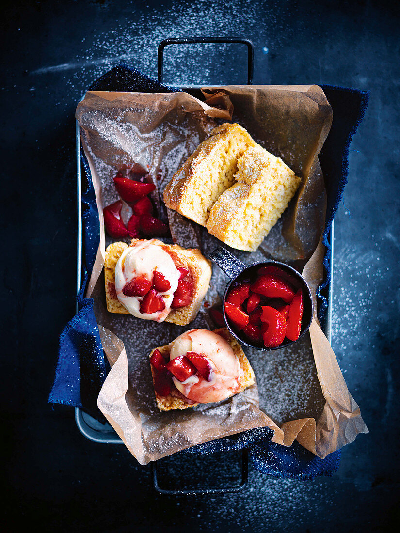 Warmes Eiscreme-Brot mit Erdbeeren (Aufsicht)