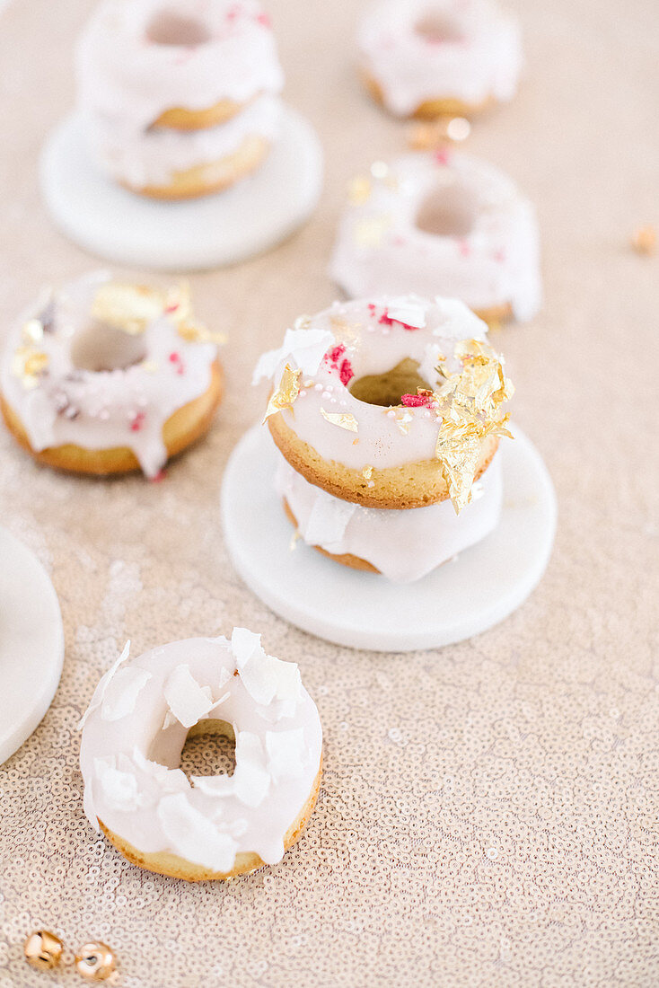 Donuts mit rosafarbener Glasur und Deko in Pink und mit Blattgold