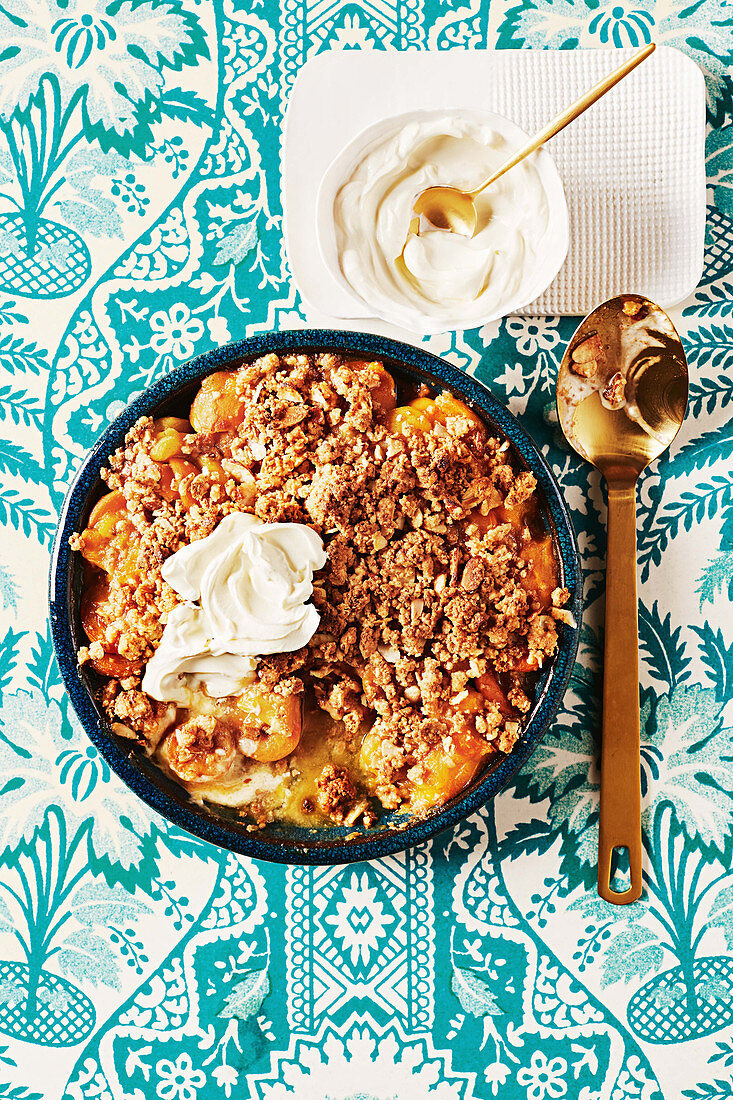 Apricot and amaretti crisp