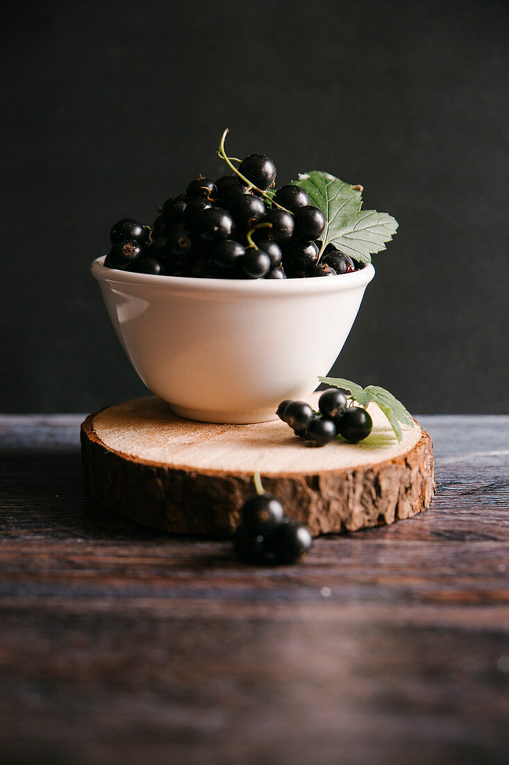 Black currants in a bowl